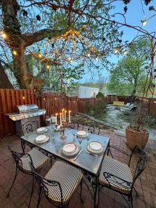 een tafel met stoelen en kaarsen op een patio bij Unique Luxury Central Historic Landmark Home in Lambertville