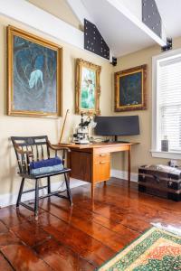 een kantoor met een houten bureau en een stoel bij Unique Luxury Central Historic Landmark Home in Lambertville +89 foto's