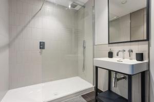 Koupelna v ubytování Prestigious 2BR , Roof Terrace, 15 Mins to London, Sleeps 7