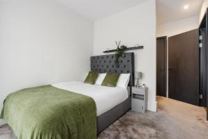 Postel nebo postele na pokoji v ubytování Prestigious 2BR , Roof Terrace, 15 Mins to London, Sleeps 7