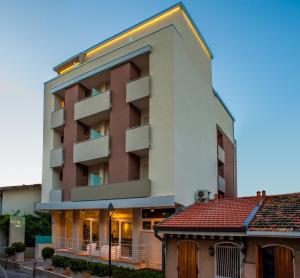 ein großes Apartmenthaus mit einem Gebäude in der Unterkunft Hotel Atlas in Gabicce Mare