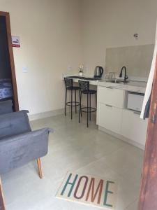 a living room with a couch and a kitchen at Apartamento em Sinop 10 in Sinop