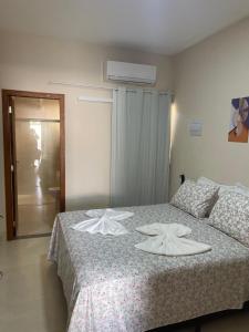 a bedroom with a bed with two towels on it at Apartamento em Sinop 10 in Sinop