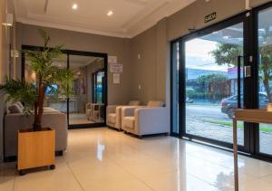 a waiting room with couches and a salon at FLORENÇA PALACE HOTEL in Lucas do Rio Verde