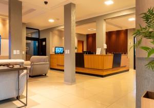 a lobby of a hospital with a waiting room at FLORENÇA PALACE HOTEL in Lucas do Rio Verde