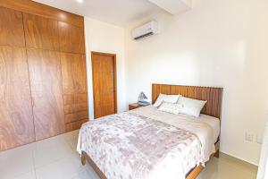 Ένα ή περισσότερα κρεβάτια σε δωμάτιο στο Modern apartment steps from the Malecón and the beach +2 φωτογραφίες