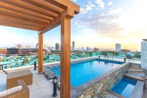 Πισίνα στο ή κοντά στο Modern apartment steps from the Malecón and the beach