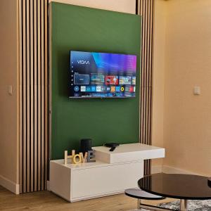 TV a/nebo společenská místnost v ubytování JoLi Larano - APT with 3 bedroom and 2 wc