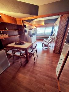 Η κουζίνα ή μικρή κουζίνα στο "FamilyNest" by Staymarilleva1400