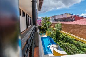 Una vista aérea de una piscina en un edificio. en Hostal Colonial Dominicano, en Santo Domingo 3 fotos más