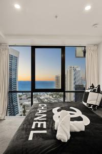 Ένα ή περισσότερα κρεβάτια σε δωμάτιο στο Vogue Circle on Cavill with Stunning Ocean Views - Social media ready!