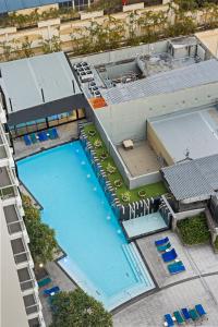 Una vista aérea de una piscina en un edificio. en Vogue Circle on Cavill with Stunning Ocean Views - Social media ready!, en Gold Coast