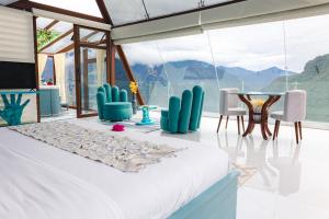 Cảnh núi rừng hoặc tầm nhìn ra núi từ nhà nghỉ nhỏ