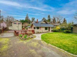 メドフォードにあるMedford Home And 2 Condos With Poolの家庭