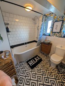 une salle de bain avec baignoire et toilettes dans l'établissement Stylish home, 3 bed with garden, Fast WiFi Parking, à Peterborough 17 autres photos