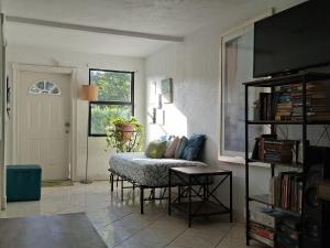 una sala de estar con un sofá y una mesa en El Mamey, en Miami