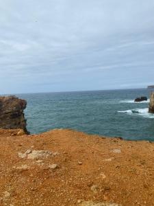una vista del océano desde una orilla rocosa en Casa Jones, en Lagos