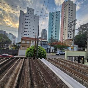 una vista de una ciudad con edificios altos en Residencia familiar, en São Paulo
