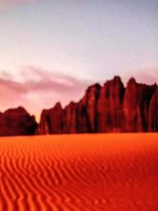 ワディ・ラムにあるRum Adventures Hostelの山を背景に広がる砂漠の景色