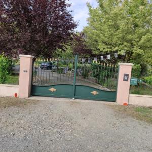 ein grünes Tor vor einem Zaun in der Unterkunft maison pour "24H " in Saint-Biez-en-Belin + 5 Fotos