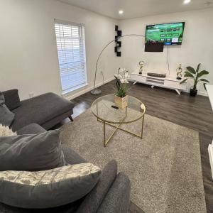 达拉斯3 DT Dallas l FIFA WORLD CUP READY l 5 Min from Love Field的客厅里有一张沙发和一台电视