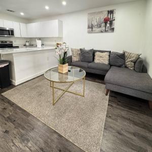 达拉斯3 DT Dallas l FIFA WORLD CUP READY l 5 Min from Love Field的客厅里有一张沙发和一张桌子。