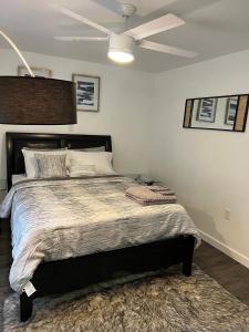 达拉斯3 DT Dallas l FIFA WORLD CUP READY l 5 Min from Love Field的带床和吊扇的卧室