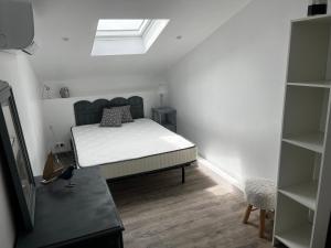 een slaapkamer met een bed in een kamer met een raam bij Maison de vacances à Oléron classée 3 étoiles in Saint-Denis-dʼOléron