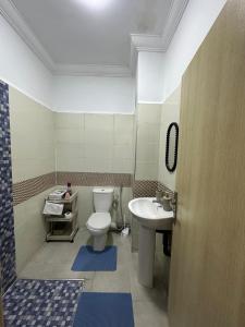 Ένα μπάνιο στο Appartement a 10 min de l aeroport de marrakech