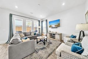 un soggiorno con un divano e un tavolo di Emerald Escape in Miramar Beach! Golf Cart, 4BR, 4BA, Sleeps 14, Pool, Beach a Destin