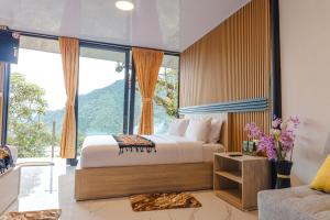 Giường trong phòng chung tại Pachamama Ecolodge Baños de Agua Santa +40 ảnh