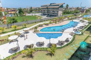 Refúgio Verão - Flat de alto padrão na praia do Cupe - Porto de Galinhas في بورتو دي غالينهاس: منظر علوي لحمام سباحة في منتجع