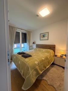 Ένα ή περισσότερα κρεβάτια σε δωμάτιο στο Engadin's 1BDR Apartment near Ski lift