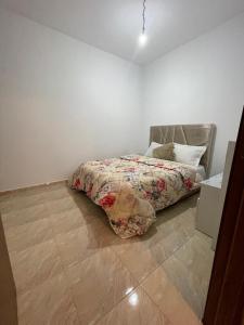 Giường trong phòng chung tại High apartment