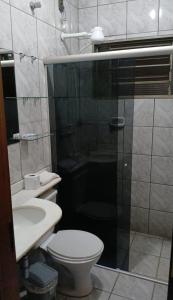 Un baño con ducha, inodoro y lavabo. en Casa com área lazer, en Ribeirão Preto 1 foto más