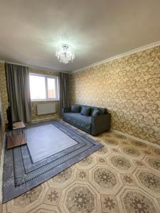 Posezení v ubytování Уютная 2-комнатная квартира на Кошкарбаева