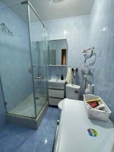 Koupelna v ubytování Уютная 2-комнатная квартира на Кошкарбаева