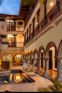 un patio interior con una fuente en un edificio en Hostal Colonial Dominicano, en Santo Domingo