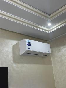 une boîte blanche au plafond d'une pièce dans l'établissement 1CH & Salon,climatiseur-fibre optique-gare TGV 2min de la corniche malabata, à Tanger