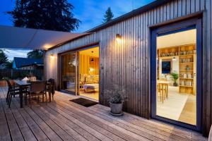 una terraza de madera con mesa y sillas en una casa en Chata Modřínka, en Seč