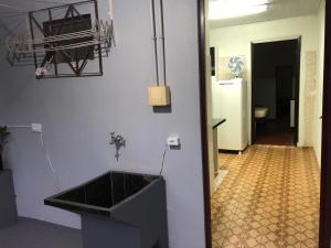 un bagno con lavandino in una stanza con corridoio di Casa para Estadia a Foz do Iguaçu