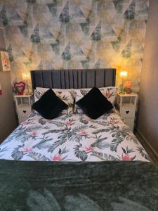 Ένα ή περισσότερα κρεβάτια σε δωμάτιο στο Charming 2 Bed Modern Guest House with Free Parking up to 3 cars