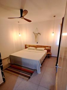 ポルト・ノボにあるKasa surfのベッドと天井扇風機のある寝室 +25枚の写真