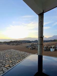 ポルト・ノボにあるKasa surfの屋根から砂漠の景色を望む