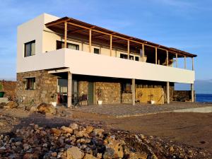 ポルト・ノボにあるKasa surfの海の背後にあるビーチの家