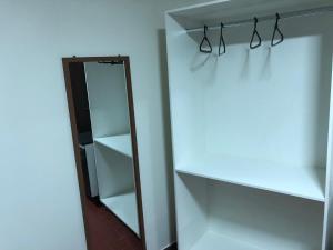 una stanza con uno specchio e alcuni bicchieri su uno scaffale di Casa para Estadia a Foz do Iguaçu