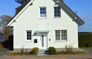 een wit huis met een dak bij H7 Eg in Marienfelde