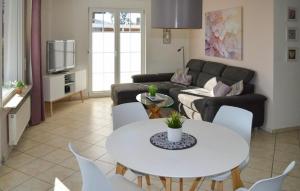 een woonkamer met een bank, een tafel en stoelen bij H7 Eg in Marienfelde