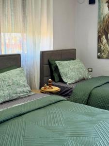 En eller flere senge i et værelse på shkodra city view apartment