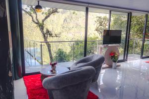 Khu vực ghế ngồi tại Pachamama Ecolodge Baños de Agua Santa